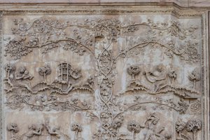 Naamah tanítja a gyermeket olvasni és Tubal-cain harangokat ver kalapáccsal; Enos, Seth fia körzővel rajzol, Genesis történetei, Lorenzo Maitani domborművei (1275-1330 előtt), első pillér, Orvieto katedrális oldalsó homlokzata, Umbria, Olaszország