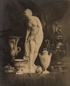 Csendélet szobrocskával és vázákkal alkotó: Louis-Rémy Robert