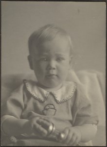 Ezüst csörgőt tartó csecsemő alkotó: Louis Fleckenstein