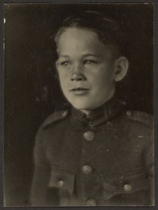 [Egyenruhába öltözött fiú] alkotó: Louis Fleckenstein