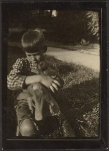 [Fiú kis állatot tart] alkotó: Louis Fleckenstein