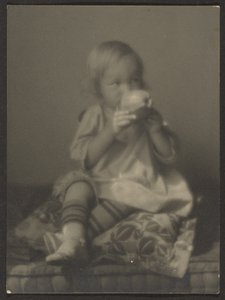 Gyermek almával alkotó: Louis Fleckenstein