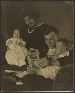 [Családi portré Egy gyermekverskerttel] alkotó: Louis Fleckenstein
