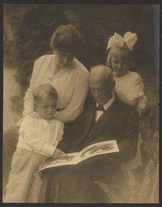[Családi portré képeskönyvvel] alkotó: Louis Fleckenstein