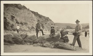 [Fleckenstein fényképezőgéppel és családdal a strandon] alkotó: Louis Fleckenstein