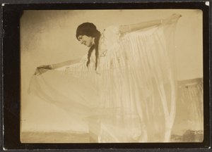 [Florence táncol indián jelmezben] alkotó: Louis Fleckenstein
