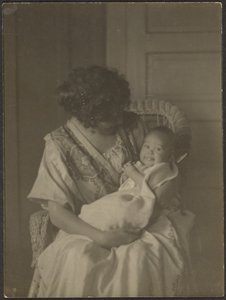 [Florence tartja a babát a hintaszékben] alkotó: Louis Fleckenstein