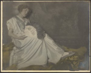 [Florence ülve, nagy legyezővel] alkotó: Louis Fleckenstein