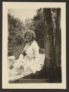 [Florence Sitting with Dog] alkotó: Louis Fleckenstein