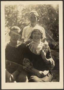 [Florence és két fia] alkotó: Louis Fleckenstein