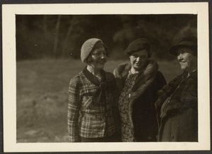 [Florence és Fleckenenstein asszony egy harmadik nővel a szabadban] alkotó: Louis Fleckenstein
