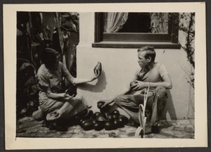 [Florence és fia avokádóval] alkotó: Louis Fleckenstein