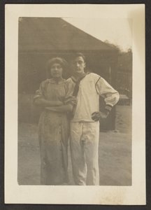 [Florence és egy fiatal férfi haditengerészeti egyenruhában] alkotó: Louis Fleckenstein