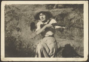 [Florence puskával] alkotó: Louis Fleckenstein