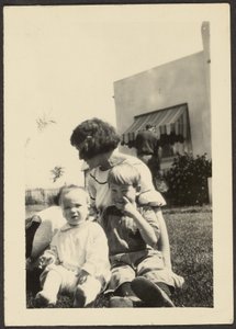 [Florence két gyerekkel a gyepen] alkotó: Louis Fleckenstein