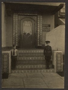 [Florence fiai Fleckenstein Long Beach-i műterme előtt] alkotó: Louis Fleckenstein