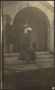 [Florence családja házinyúllal] alkotó: Louis Fleckenstein