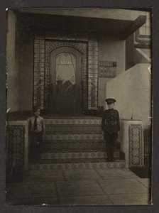 [Florence fiai Fleckenstein Long Beach-i műterme előtt] alkotó: Louis Fleckenstein
