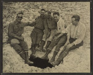 [Csoportkép egy függőleges barlang bejáratánál ülve, a San Jacinto-csúcson] alkotó: Louis Fleckenstein