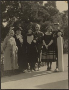 [Csoportkép a parkban] alkotó: Louis Fleckenstein