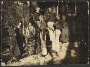 [Csoport áll a ház mögött] alkotó: Louis Fleckenstein