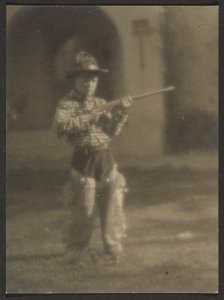 [Kisfiú cowboy ruhában] alkotó: Louis Fleckenstein