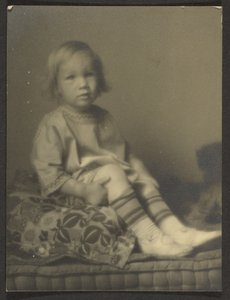 Kislány párnán alkotó: Louis Fleckenstein