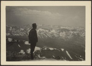 Férfi hegyvidéki tájban alkotó: Louis Fleckenstein