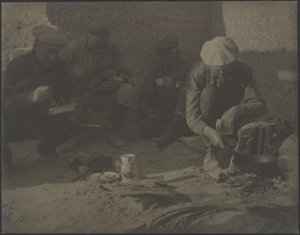 [Férfiak a tábortűz körül] alkotó: Louis Fleckenstein
