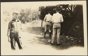 [Férfiak kint a szeméttel] alkotó: Louis Fleckenstein