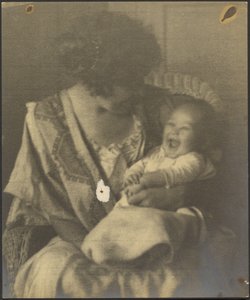 [Hímzett köntösben lévő anya és csecsemő] alkotó: Louis Fleckenstein