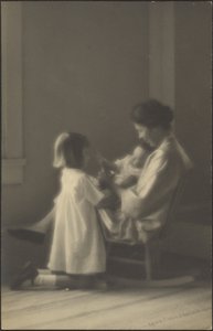 [Anya a hintaszékben a gyerekekkel] alkotó: Louis Fleckenstein