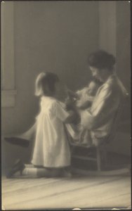 [Anya a hintaszékben a gyerekekkel] alkotó: Louis Fleckenstein