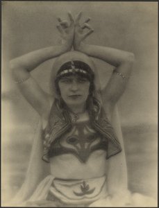 Nautch Girl alkotó: Louis Fleckenstein