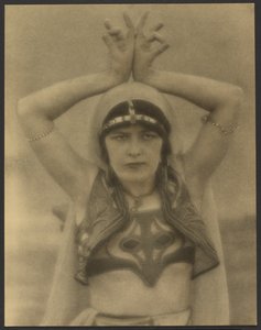 Nautch Girl alkotó: Louis Fleckenstein
