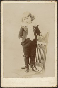[Széken álló gyermek portréja] alkotó: Louis Fleckenstein