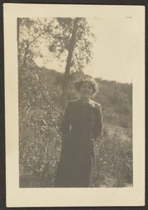 [Florence kinti portréja] alkotó: Louis Fleckenstein