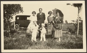 [Florence családjának portréja kint az autóval] alkotó: Louis Fleckenstein