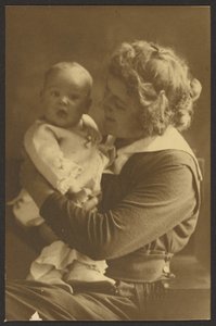 [Gyermekére mosolygó anya portréja] alkotó: Louis Fleckenstein