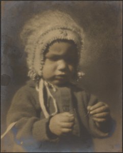 [Portré egy gyermekről, aki főkötőt visel] alkotó: Louis Fleckenstein