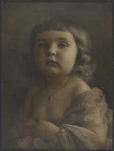 [Gyermekportré gézben] alkotó: Louis Fleckenstein