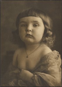 [Gyermekportré gézben] alkotó: Louis Fleckenstein