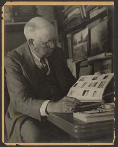 [Egy magazint olvasó férfi portréja] alkotó: Louis Fleckenstein