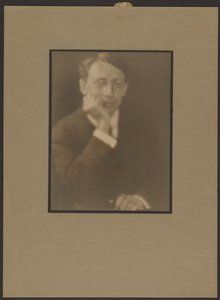 [Egy férfi portréja, aki az állát a kezére támasztja] alkotó: Louis Fleckenstein