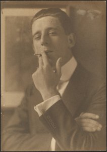 [Egy cigarettázó férfi portréja] alkotó: Louis Fleckenstein