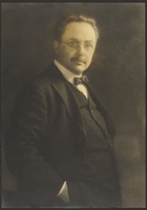 [Egy zsebébe dugott kézzel álló férfi portréja] alkotó: Louis Fleckenstein