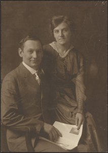 [Férfi és nő portréja folyóirattal] alkotó: Louis Fleckenstein