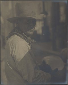 [Egy cowboy-ruhába öltözött férfi portréja] alkotó: Louis Fleckenstein