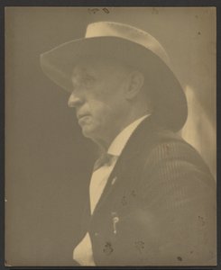 Stetsont viselő férfi portréja alkotó: Louis Fleckenstein