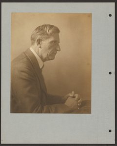 [Egy összekulcsolt kézzel álló férfi portréja] alkotó: Louis Fleckenstein